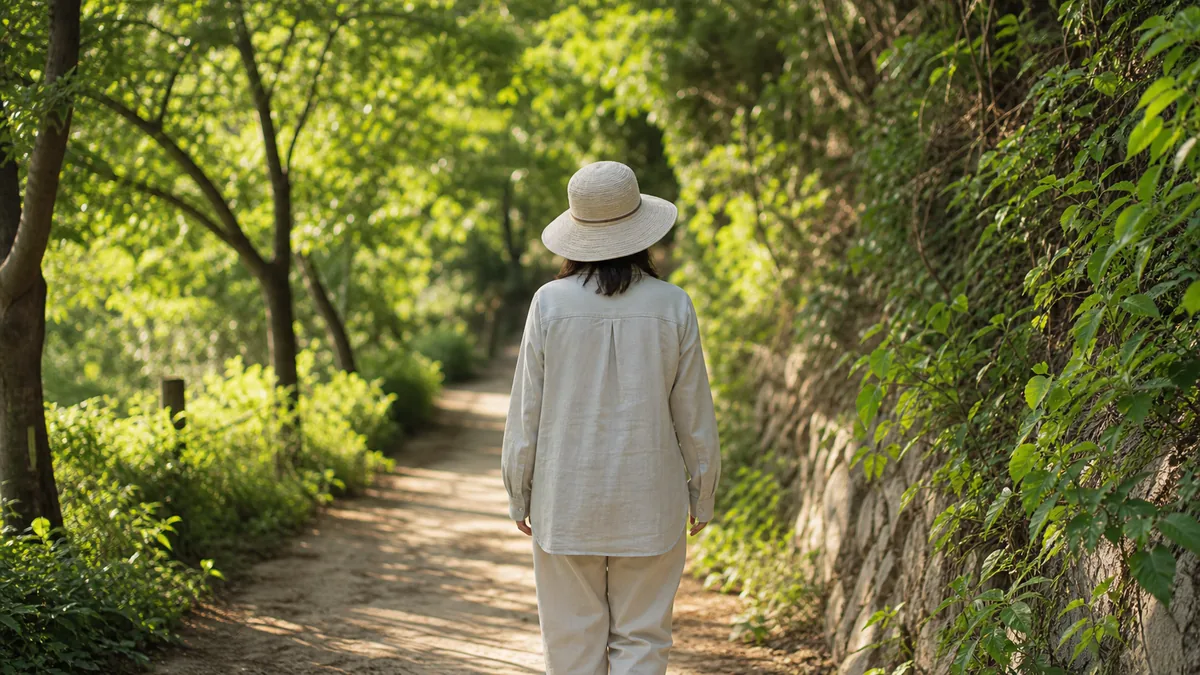 벌집 제거 119 신고 전 예방수칙으로 밝은 색 긴팔 옷을 입고 야외를 걷는 모습