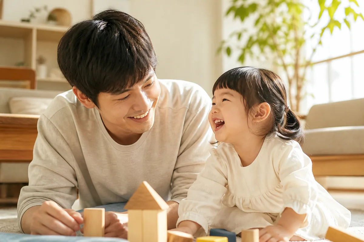 밝은 거실에서 부모와 아이가 함께 시간을 보내는 모습